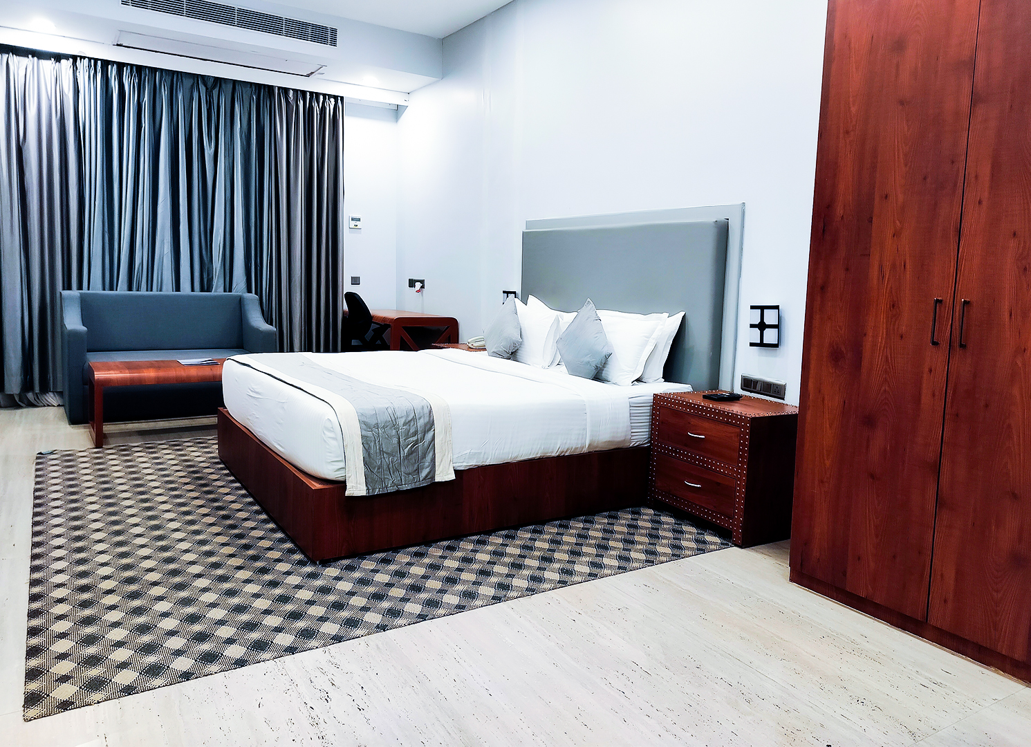 EXECUTIVE ROOMS.jpg